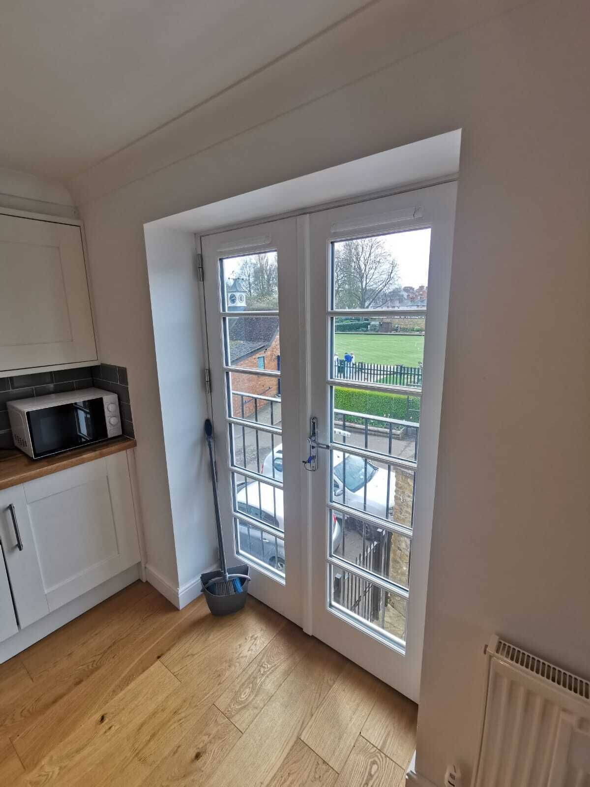 Apartemen Eksekutif | Dapur bersama | Lemari es besar, microwave, oven, dan mesin pencuci piring