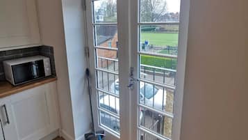 Apartemen Eksekutif | Dapur bersama | Lemari es besar, microwave, oven, dan mesin pencuci piring