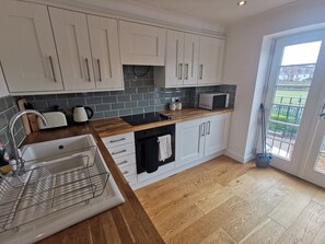 行政公寓 | 共用厨房 | 大冰箱、微波炉、烤箱、洗碗机