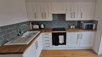 Executive Apartment | Private kitchen | Full-size fridge, microwave, oven, dishwasher