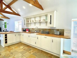 Een magnetron, een oven, een kookplaat, een vaatwasser