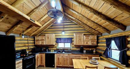 Cozy log cabin with hot tub in Markleysburg!