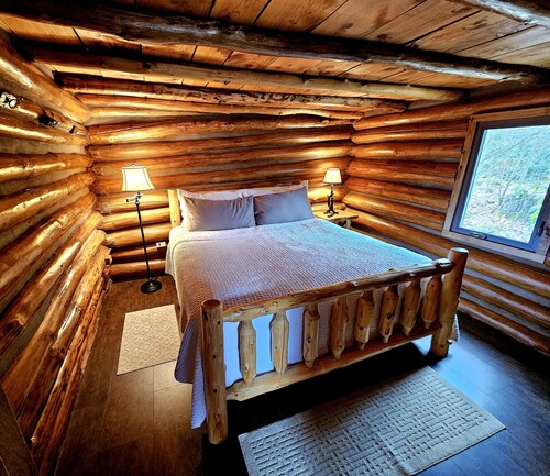 Cozy log cabin with hot tub in Markleysburg!