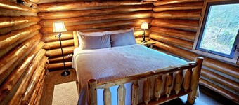 Cozy log cabin with hot tub in Markleysburg!