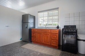 Kjøleskap, mikrobølgeovn, kokeplater og kaffetrakter/tekoker