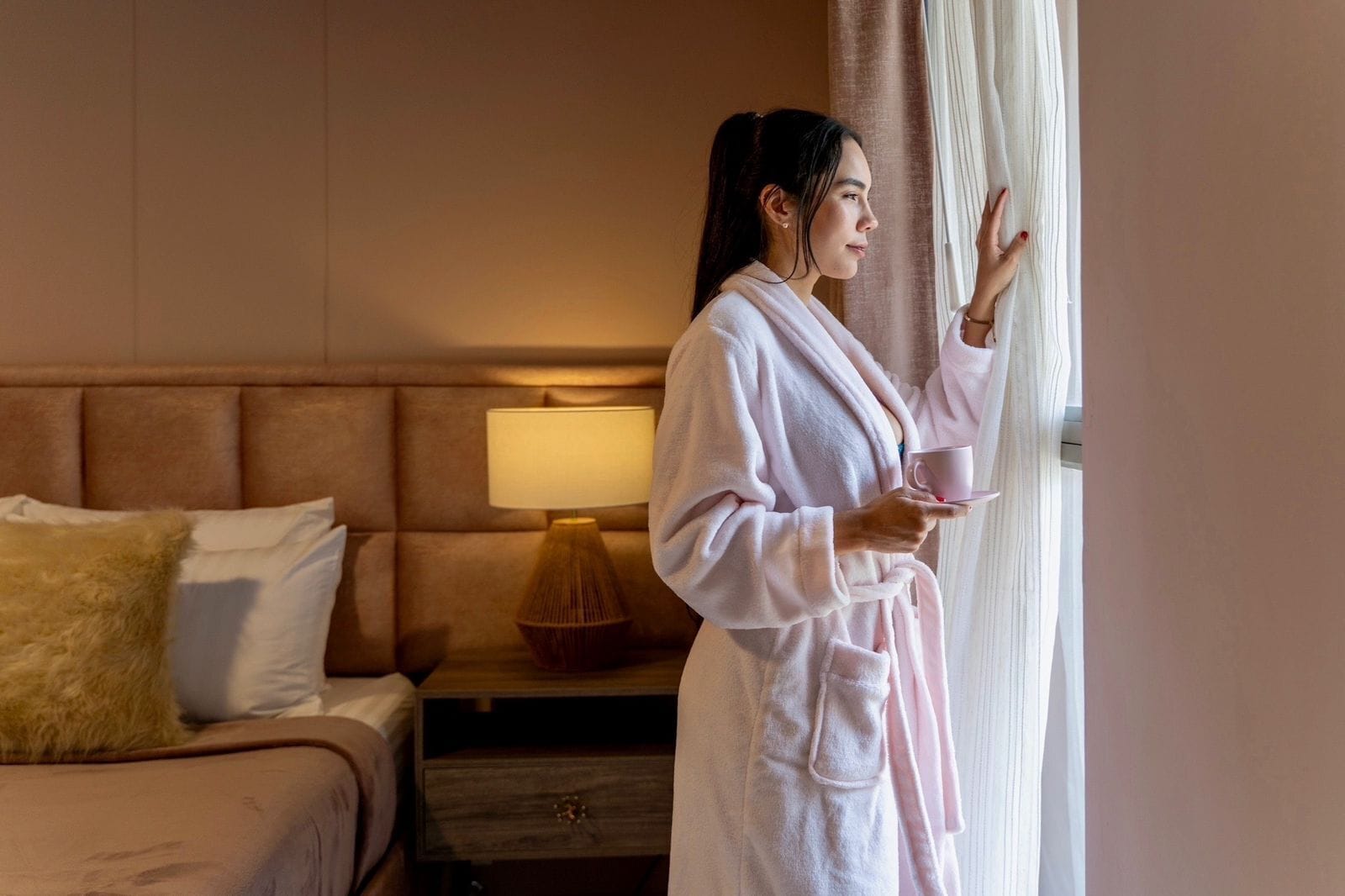 2 habitaciones, escritorio y tabla de planchar con plancha 