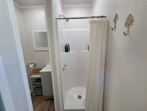 Douche, sèche-cheveux, serviettes fournies, savon