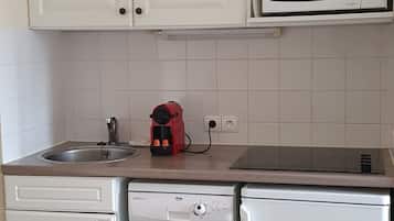 Køleskab, mikrobølgeovn, ovn, kogeplade