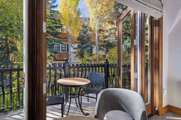 Outdoor dining - The Aspen Mountain Residences 42ABC (Aspen)