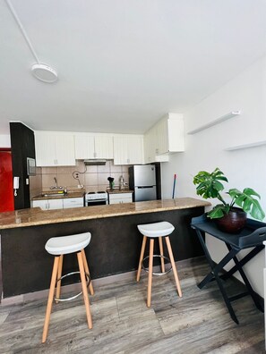 Business appartement, uitzicht op stad | Privékeuken | Een magnetron, een oven, een vaatwasser, een blender