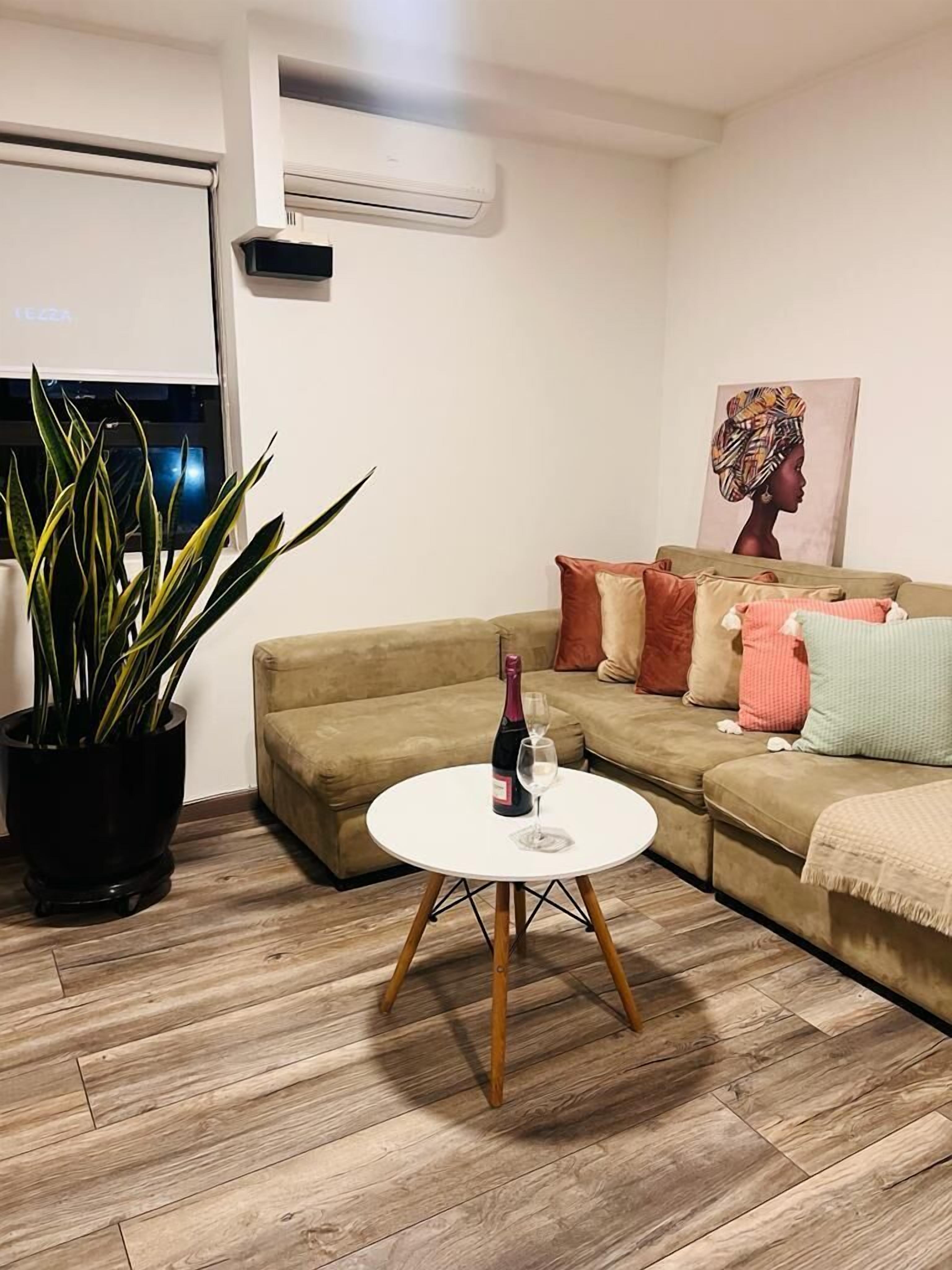 商务公寓, 城市景观 | 起居区 | 60-英寸智能电视（配备数码频道）、Netflix、收费电影