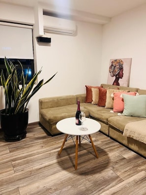 Business Apartment, City View | Living area | 60-inch Smart TV with digital channels, Netflix, pay movies - Tezza Polo Aparts (Santiago de Surco)
