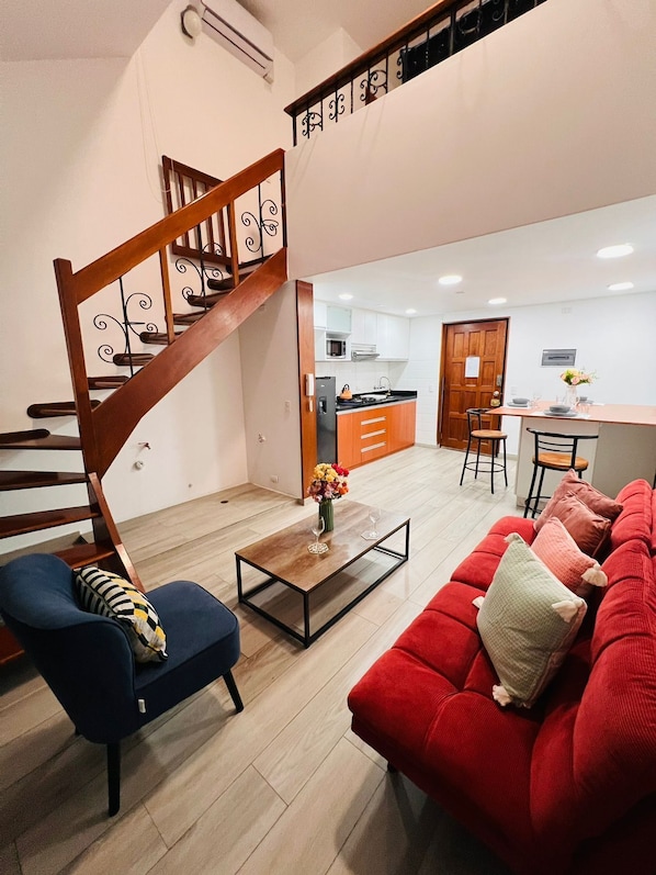 Deluxe Duplex | Living area | 60-inch Smart TV with digital channels, Netflix, pay movies - Tezza Polo Aparts (Santiago de Surco)