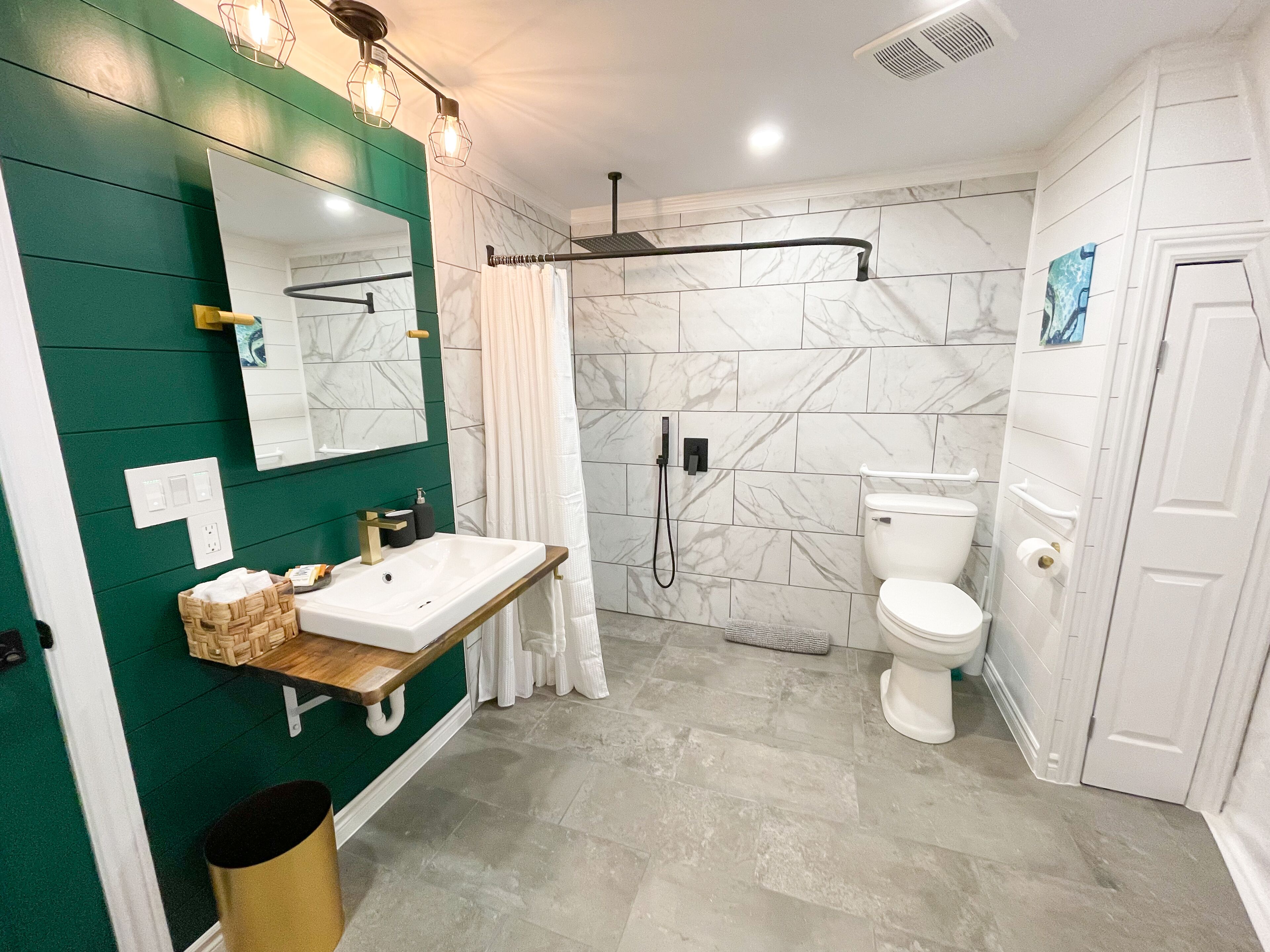 Suite Supérieure, 1 grand lit et 1 canapé-lit | Salle de bain | Douche, douche à « effet pluie », articles de toilette gratuits