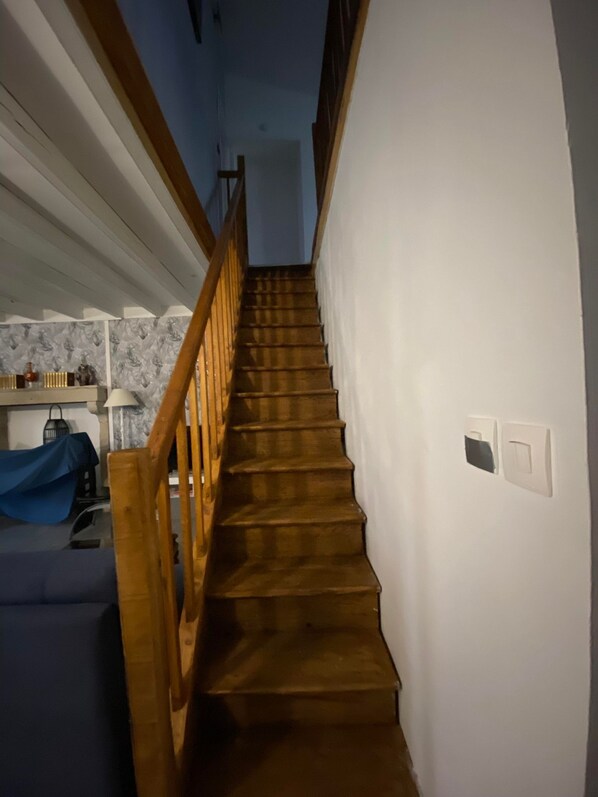 A wooden staircase with a handrail leading to a landing. - La Salamandre aux Gîtes des Epinoux (Savigné)
