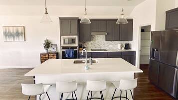 Een magnetron, een oven, een kookplaat, een vaatwasser