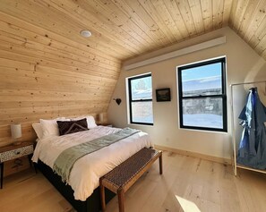 2 bedrooms, desk, travel cot, free WiFi - Stylish Nordic A-frame in Downtown Victor (Victor)