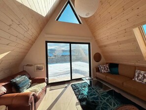 Smart TV, books, music library - Stylish Nordic A-frame in Downtown Victor (Victor)