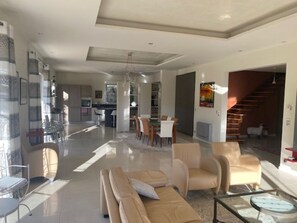 Smart TV, livros, aparelho de som