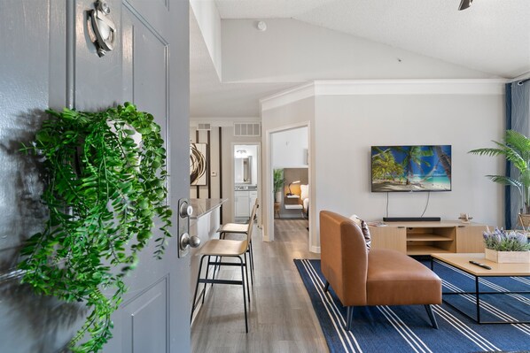 Interior - Central Ritzy Getaway with King Bed, Free Parking and Drinking Water Provided. (Dallas)