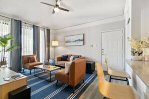 Living area - Central Ritzy Getaway with King Bed, Free Parking and Drinking Water Provided. (Dallas)