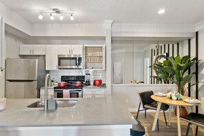 Fridge, microwave, oven, stovetop - Central Ritzy Getaway with King Bed, Free Parking and Drinking Water Provided. (Dallas)