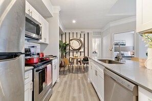 Fridge, microwave, oven, stovetop - Central Ritzy Getaway with King Bed, Free Parking and Drinking Water Provided. (Dallas)