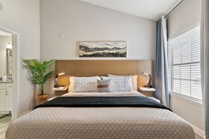 1 bedroom, iron/ironing board, WiFi, bed sheets - Central Ritzy Getaway with King Bed, Free Parking and Drinking Water Provided. (Dallas)