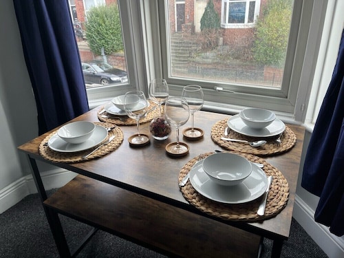 Cosy Deluxe 2 bedroom terraced house near centre