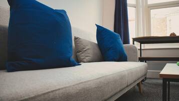 Una televisión, una chimenea