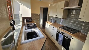 Private kitchen - 3 Bedroom house in the Centre of Gloucester. (Tredworth)