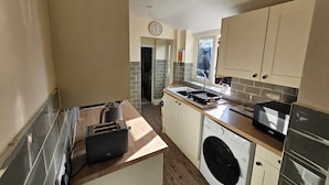 Private kitchen - 3 Bedroom house in the Centre of Gloucester. (Tredworth)