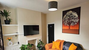 TV - 3 Bedroom house in the Centre of Gloucester. (Tredworth)