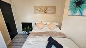 3 bedrooms, iron/ironing board, WiFi, bed sheets - 3 Bedroom house in the Centre of Gloucester. (Tredworth)