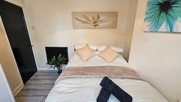 3 bedrooms, iron/ironing board, WiFi, bed sheets