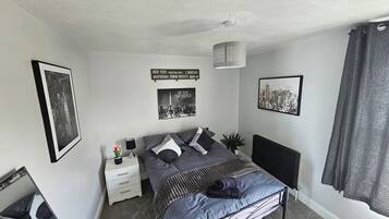 3 bedrooms, iron/ironing board, WiFi, bed sheets