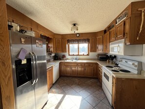 Kjøleskap, mikrobølgeovn, ovn og kokeplater