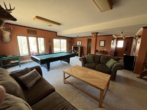 Smart-TV, Kamin, Tischtennisplatte, Bücher