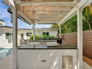 Outdoor dining - Exquisite Oasis: Luxe 3BR Home w/Salt-Water Pool, BBQ & Game Room
 (Fort Lauderdale)