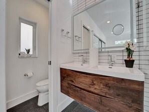 Bathroom - Exquisite Oasis: Luxe 3BR Home w/Salt-Water Pool, BBQ & Game Room
 (Fort Lauderdale)