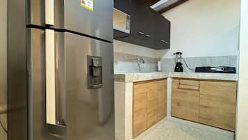 Réfrigérateur, micro-ondes, cafetière/bouilloire, bouilloire électrique