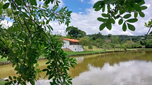 Casa em Frente a um Lago, Próximo a Rota do Vinho em São Roque - SP