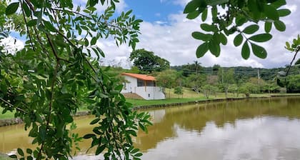 Casa em Frente a um Lago, Próximo a Rota do Vinho em São Roque - SP