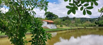 Casa em Frente a um Lago, Próximo a Rota do Vinho em São Roque - SP