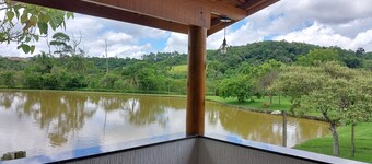 Casa em Frente a um Lago, Próximo a Rota do Vinho em São Roque - SP