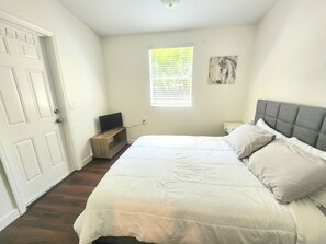 1 bedroom, WiFi, bed sheets - Cozy 1 Bedroom, Full Bath, Private Entrance, Huge Yard, Laundry & Near Beaches!  (Clearwater)