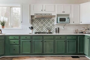 Kjøleskap, mikrobølgeovn, ovn og kokeplater