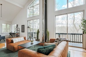 Smart TV, fireplace, video games, music library - Ridgeview + The Nest by Stay With Branch: Lodge (Berkeley Springs)