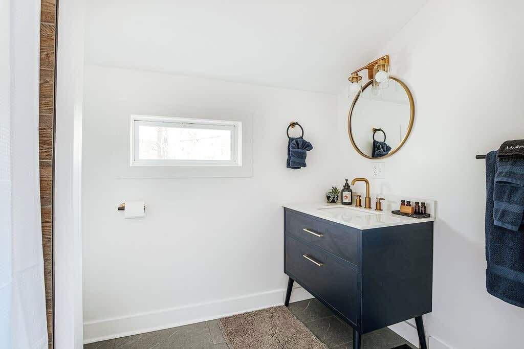 Douche, sèche-cheveux, shampoing