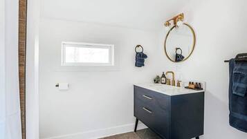 Douche, sĂšche-cheveux, shampoing